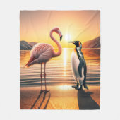 フラミンゴとペンギンの夕日の出会い フリースブランケット (正面)