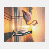 フラミンゴとペンギンの夕日の出会い フリースブランケット (正面(横))