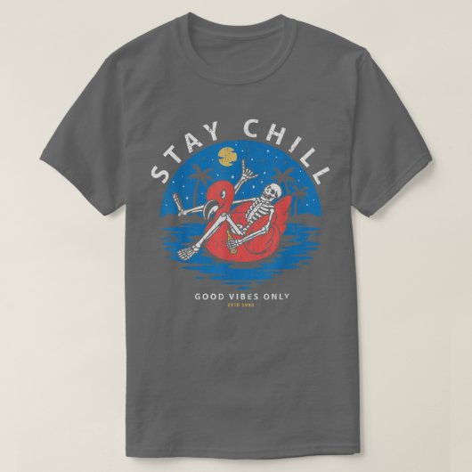 フラミンゴにボトルのビールが座っている骨格 Tシャツ (デザイン正面)