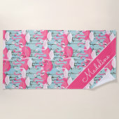 フラミンゴのあなたの一流の|のピンクおよび白い群集を加えて下さい ビーチタオル (正面)