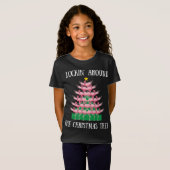 フラミンゴのまわりにがクリスマスツリーの灯りを集める Tシャツ (正面フル)