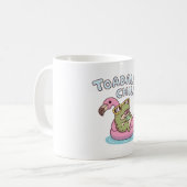 フラミンゴのプールフロートでくつろぐカエル Toadall コーヒーマグカップ (正面左)
