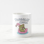 フラミンゴのプールフロートでくつろぐカエル Toadall コーヒーマグカップ (中央)