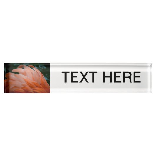 フラミンゴの羽はクローズアップの鳥を波立たせました デスクネームプレート (正面)