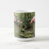 フラミンゴの鳥の睡蓮と葦の油絵。 コーヒーマグカップ (中央)