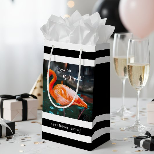 フラミンゴは黒い違うの名ストライプ前 スモールペーパーバッグ