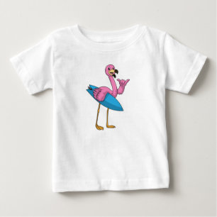 フラミンゴをサーフボードとサーファー ベビーTシャツ