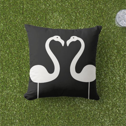 フラミンゴキスをするスブラック屋外枕 クッション (芝生)