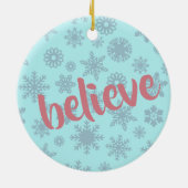 フラミンゴクリスマスサンタハットブルーピンクガーリーかわいい セラミックオーナメント (裏面)