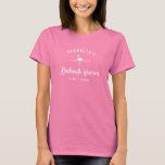 フラミンゴバチェロレッテ週末 |パーソナライズされた | Tシャツ<br><div class="desc">このTシャツは、バチェロレッテの週末や少女の週末の衣服に最適で、ピンクの背景にフラミンゴのシルエットが特徴。花嫁の名前、年、場所でパーソナライズできる。</div>