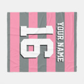 フラミンゴピンクチャークチームジャージ名門私立校風のストライプ フリースブランケット (正面(横))