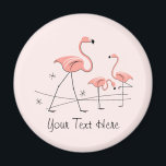 フラミンゴピンク文字トリオ2マグネット マグネット<br><div class="desc">ミッドセンチュリーインスパイアのデザインで、ピンクの背景にピンクのフラミンゴと星を持つレトロな淡い色のtouch。カスタマイズ可能なデザインで、自分の文字、画像、アイディアでパーソナライズできる。QuirkyChicオリジナルでJess Perryによって作成されたレトロデジタルアートイメージ。</div>