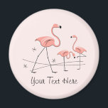 フラミンゴピンク文字トリオ2マグネット マグネット<br><div class="desc">ミッドセンチュリーインスパイアのデザインで、ピンクの背景にピンクのフラミンゴと星を持つレトロな淡い色のtouch。カスタマイズ可能なデザインで、自分の文字、画像、アイディアでパーソナライズできる。QuirkyChicオリジナルでJess Perryによって作成されたレトロデジタルアートイメージ。</div>