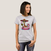 フラミンゴフロートの上のキリン Tシャツ (正面フル)