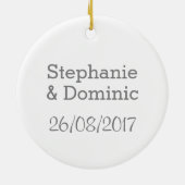 フラミンゴラブラージムーンネームデイトオーナメントラウンド セラミックオーナメント (裏面)