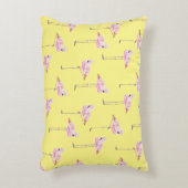 フラミンゴ公園のピンクおよび黄色いフラミンゴのクッション アクセントクッション (正面(垂直))