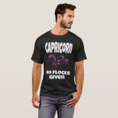 フラミンゴ山羊座ノフロック与えことわざユーモア Tシャツ (正面フル)