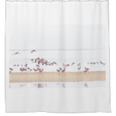 フラミンゴ歩く飛んでいるとビーチ。 シャワーカーテン (正面)