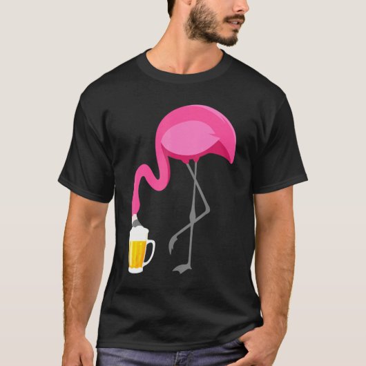 フラミンゴ飲みビールピンクおもしろいフラミンゴ Tシャツ (正面)