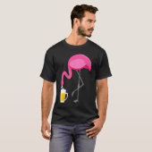フラミンゴ飲みビールピンクおもしろいフラミンゴ Tシャツ (正面フル)