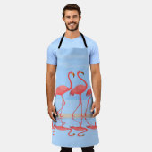 フラミンゴ鳥の歩く夏の望みのビーチ上 エプロン (着用した状態)