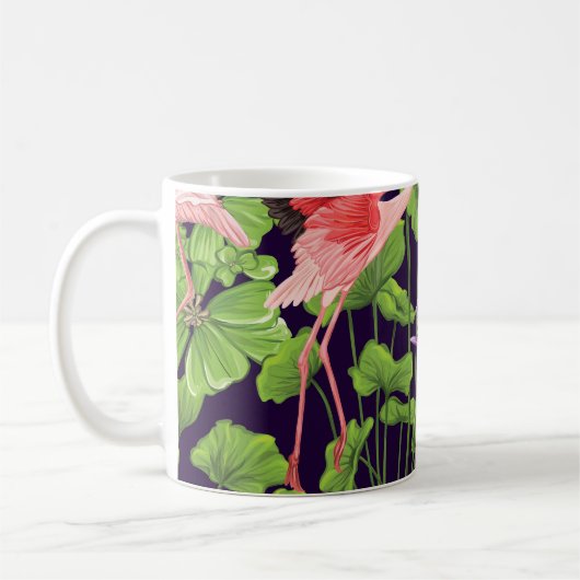 フラミンゴ、熱帯植物、黒い背景。 コーヒーマグカップ (左)