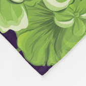 フラミンゴ、熱帯植物、黒い背景。 フリースブランケット (角)