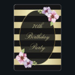 フラル 70th | 水平 ブラック ゴールド ストライプ 招待状<br><div class="desc">フラワーの70歳の誕生日 | 黒と金のストライプ（横） 女性の70歳の誕生日パーティー ロマンチックな花のカスタマイズ招待状。 現代的でおしゃれな招待状。背景には横向きの黒と金のグラデーションストライプがあり、かわいい紫と薄紫の水彩花と、ファンシーな筆記体フォントのエレガントなテキストが採用されています。 上品で、かわいくて、おしゃれで、女性らしく、華やかで、両面印刷の招待状。 すべてのテキストは完全にカスタマイズ可能で、お客様のニーズに合わせて、多くのフォントと色から選択できます。 これらの洗練されたユニークでオリジナルのパーソナライズされたカスタム招待状は、両面に印刷されています。  ※注意：すべてのZazzleの招待状は、実際の金箔ではなく、平らに印刷された画像です。</div>