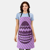 フラワーエプロンにキラキラ色の紫色のイースター薄紫卵 エプロン (着用した状態)