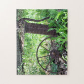 フラワーガーデンさびた車輪およびポンプ ジグソーパズル (縦)