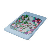 フラワーガーデンとハミングバーズブルー バスマット (アングル)