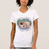フラワーガーデンの中のペキニーズ Tシャツ (正面)