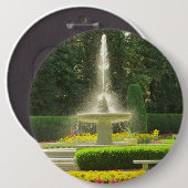 フラワーガーデンの噴水を洗う 缶バッジ (正面&裏面)