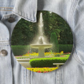 フラワーガーデンの噴水を洗う 缶バッジ (インサイチュ)