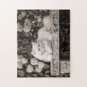 フラワーガーデンの白猫 ジグソーパズル (縦)