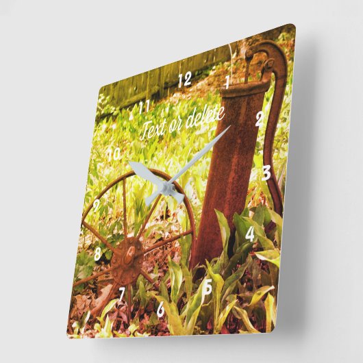 フラワーガーデン錆付き車輪及びポンプ抽象芸術 スクエア壁時計 (傾斜)