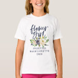 フラワーガールネイビーフローラ水色Tシャツ Tシャツ<br><div class="desc">ネイビーフローラフラワーガールバチェロレッテブライダルシャワー水色デザイン。お客様の大きな日祝に備えながら結婚、お客様の新しいTシャツやTシャツを衣服に合わせるのに最適なコーディネート方法。友人、妹、母、叔母、娘結婚、姪のためのこの思慮深い贈り物で、あなたの人生を容易にする。特別な人を見せ気にる、または自分を扱う。フルコレクションは私のザズル店で利用可能な、例えばbridesmaidとメイド・オブ・オーナー（花嫁付き添い人）、花嫁の母。トレンドスクリプトの文字とモダン水彩画の画像。</div>