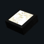 フラワーガール金ゴールド記念ジュエリーボックスギフト ギフトボックス<br><div class="desc">この美しいシフォンのスカーフは花の女の子のための結婚贈り物や好意として設計されている。当社のゴールドフォイルエレガントウェディングスイートとコーディネートするように設計さフェイクれ縁ど、文字「フラワーガール」と共に華やかな金ゴールドフォイルを備え、彼女の名前、カップルの名前と日付を入力する場所を備えてい結婚る。特別な日感謝していに参加して彼女への美しい方法。</div>