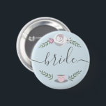 フラワーティーカップイラストレーション花嫁 缶バッジ<br><div class="desc">シックな紅茶のパーティーをテーマにしたブライダルシャワーでは感じ、ブライダルシャワーボタンを使って特別な新婦をエレガント作りなさい。この美しくデザインされたボタンは大事な行事に最適なアクセサリーで、エレガンスとウィムシーのtouchを組み合わせている。ボタンは絶妙な花とティーカップイラストレーションを備え、洗練された紅茶パーティーの本質を完璧に捉えている。この作品魅力的は、楽しく思い出に残るスタイリッシュブライダルシャワー、祝花嫁の音色を思い出に出すユニークように設定する。このデザインは、長い尾の装飾エレガントを備えモダンたスクリプトフォントでさらに強化される。このフォントは、洗練とパーソナライズのtouchを追加し、ボタンを花嫁のための特別なキープサプライズにする。ボタンの背景は青の穏やかな色合いで、デザインの落ち着いた背景エレガントを作り出している。青もしはテーマや花嫁の好みに合わないカスタマイズが、「さらに」ツールは背景の色の簡単変更を可能にし、ボタンがブライダルシャワーの美意識に完全に一致することを保証する。この特別なボタンはアクセサリーというだけでなく、花嫁の愛とお祝いの象徴でもある。シックな紅茶パーティーをテーマにしたブライダルシャワーに理想的な追加で、イベントをより特別にし、花嫁の好みに合わせて調整する。</div>