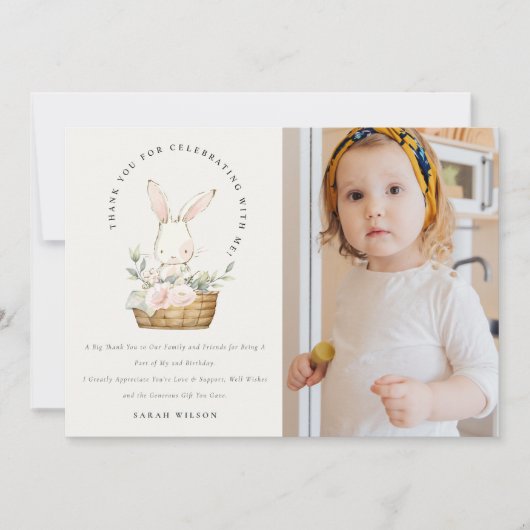 フラワーバスケットのキュートなウサギの子供写真誕生日 サンキューカード (正面)