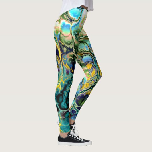 フラワーパワーのフラクタルのろうけつ染めのティール（緑がかった色）の黄色の青のサケ レギンス (右)