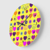 フラワーパワーハートピースパターン+バックグランス。 ラージ壁時計 (傾斜)