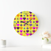 フラワーパワーハートピースパターン+バックグランス。 ラージ壁時計 (ホーム)