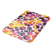 フラワーパワー – ブラック、ピンク、オレンジ、イエロー バスマット (アングル)