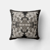 フラワーフラワーズ白黒ヴィンテージ パーソナライズされた クッション (裏面)