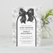 フラワーボウ エレガント ブラック ホワイト ベビーシャワー 招待状 (スタンド正面)