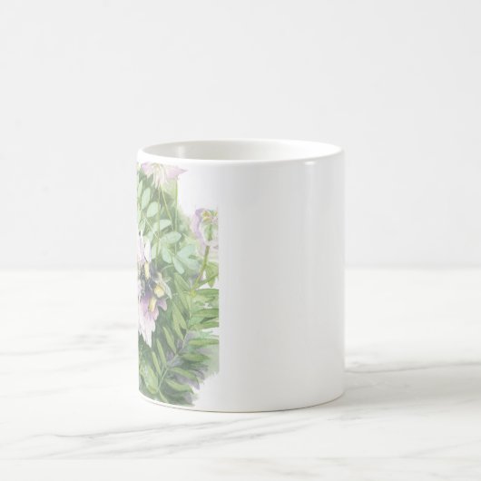 フラワーマグカップに乗る コーヒーマグカップ (中央)