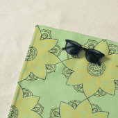 フラワーマンダラグリーン&イエロー ビーチタオル (インサイチュ)