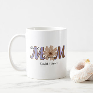 フラワーモチーフのMOM カスタムネーム入りエレガントフォントデザイン コーヒーマグカップ