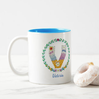 フラワーレターイニシャル「V」の名前パーソナライズされた付き ツートーンマグカップ